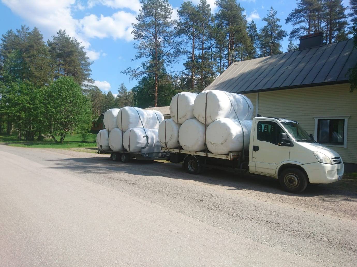 Heinän kuljetusta tilan omalla kalustolla
